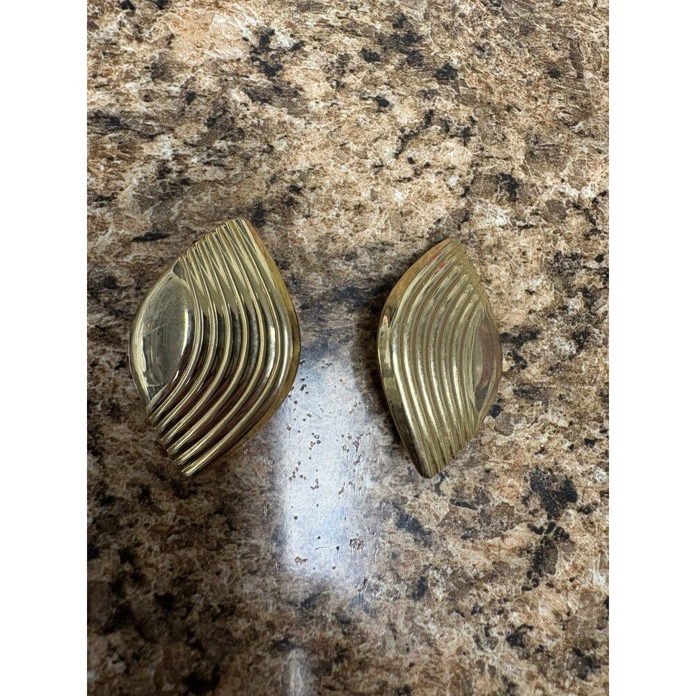 Vintage Gold Tone Ribbed Shell Clip-On Earrings Bold 80s Statement Swirl Fan